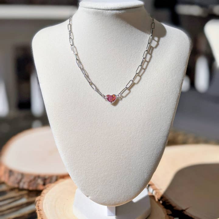 Sølvkæde med oppustet hjertevedhæng - Jordbærrød laboratoriedyrket opal for engroshandel hos TillyPad Studios