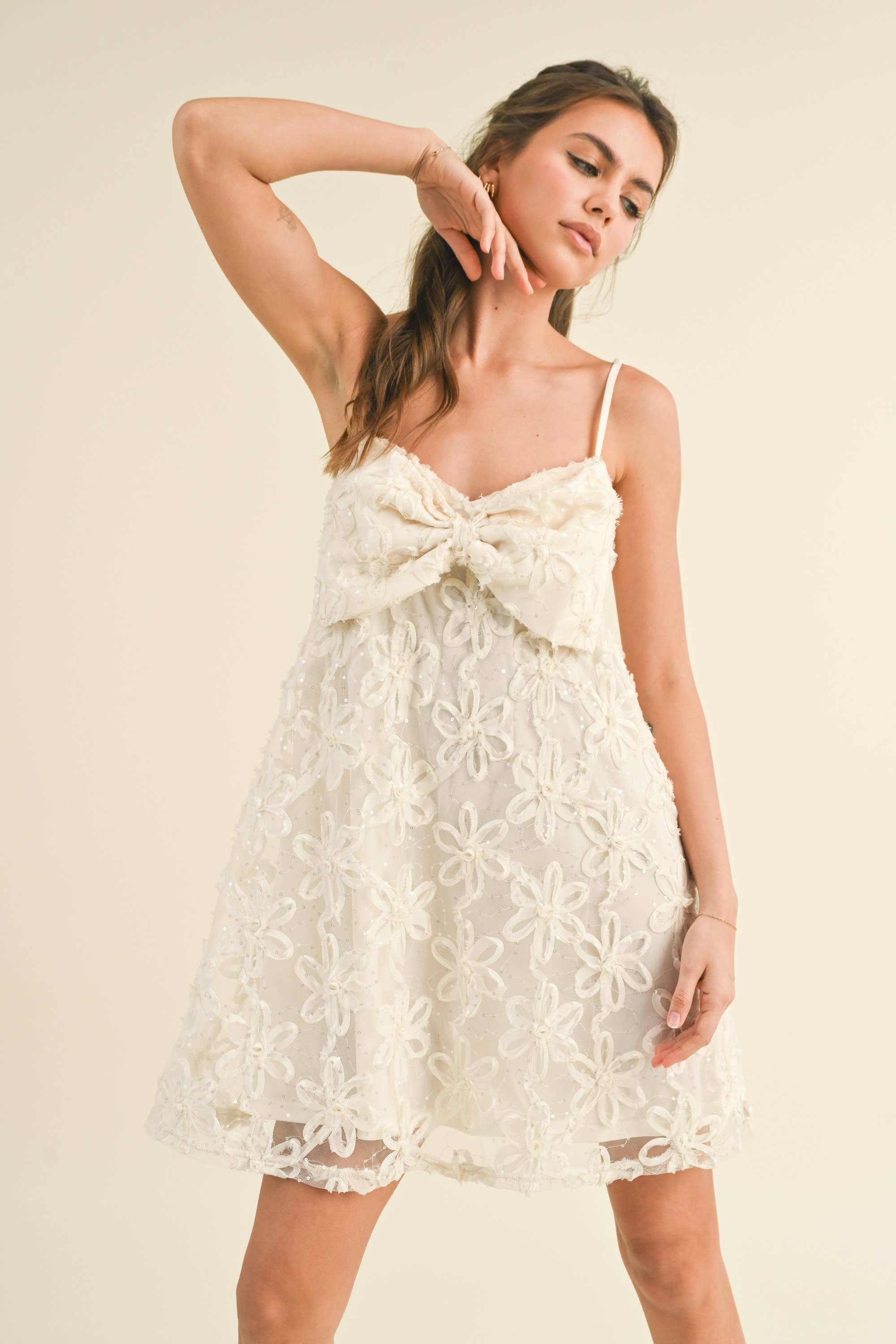 Klesis - Vente Robe – femme - ID7798A MINI-ROBE POUR BÉBÉ AVEC NŒUD EN APPLIQUE 3D ET PAILLETTES3