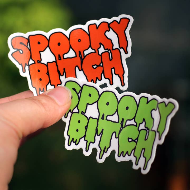 🕸 Adesivo in Vinile Spooky Bitch – 3" Opaco per la vendita all'ingrosso da parte di Rainbow Coven Designs