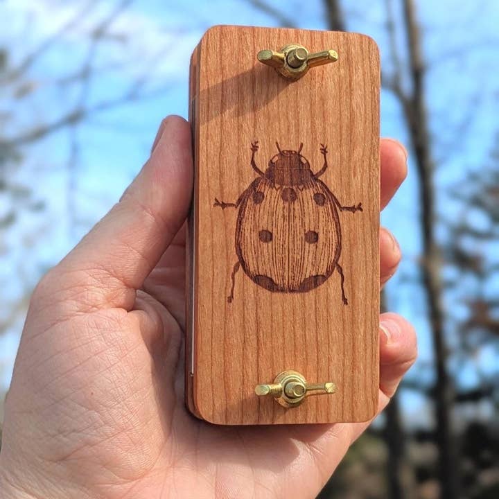 Presse à fleurs de poche avec motif coccinelle | 2" x 4" pour la vente par Macon Makes