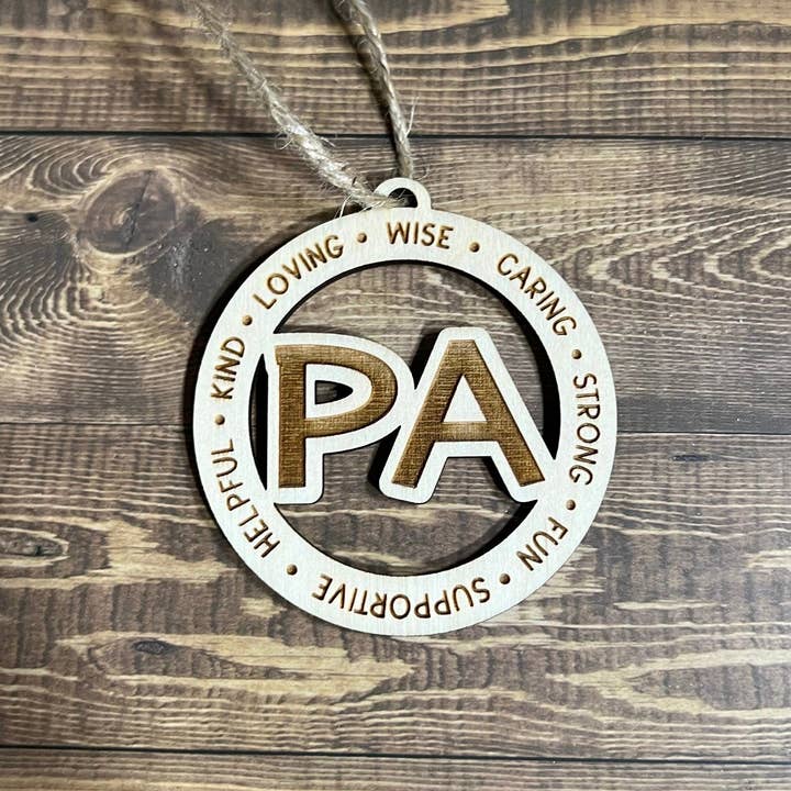 PA Ornamenter, Personlig Ornament, Træ Familie Ornament, Laser Graveret Træ Ornament, Træ Ornament for engroshandel hos C3DAR Design