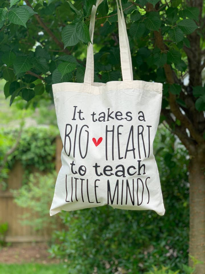 The Takes Big Hearts to Teach Little Minds Sac fourre-tout pour professeur pour la vente par Peach Tree Design Shop