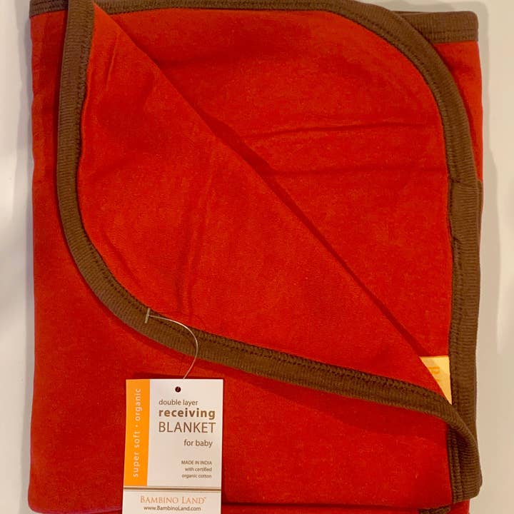 Couverture de réception en coton à double couche rouge avec bordure marron pour la vente par Bambino Land