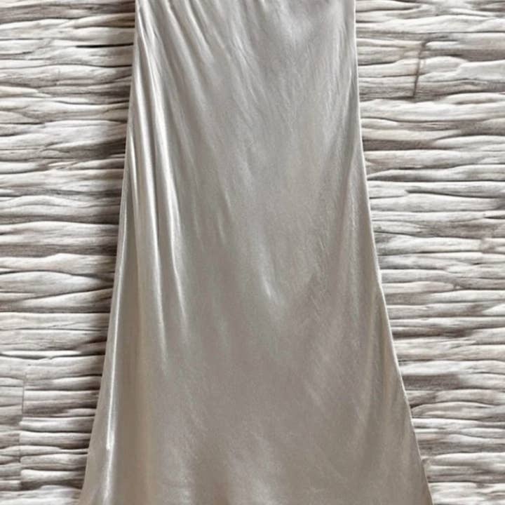 ESS Italian Viscose Satin Bias-Cut Midi Skirt - 18 Colors and other Purchase Wholesale essuie main lavable. Free Returns & Net 60 Terms on Faire trending on Faire.