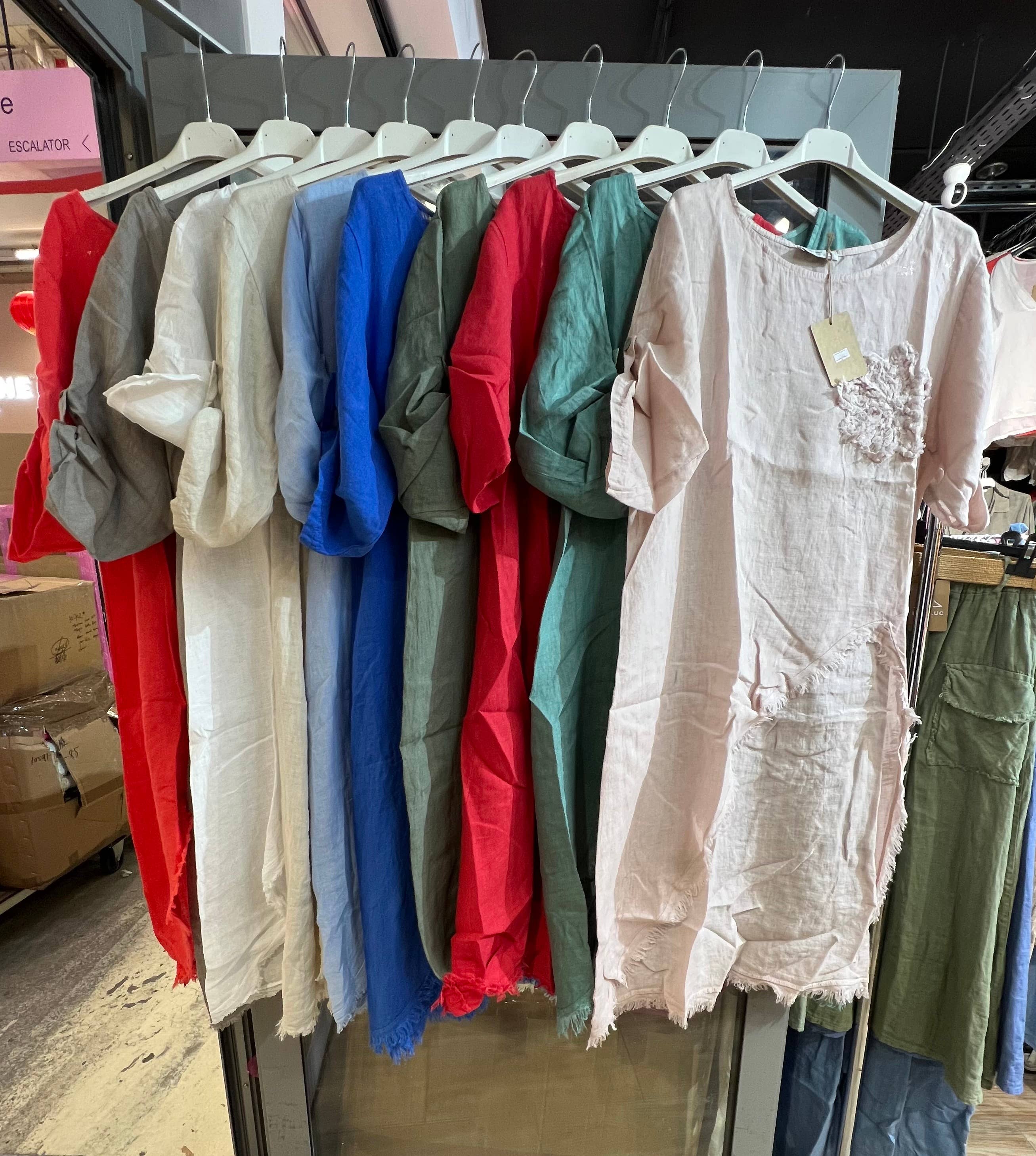 LÉA & LUC – Großhandel Kleid – Damen – 100 % Leinenkleid mit Blumenmotiv auf der linken Brust, REF. 724850