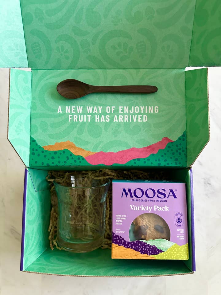Geschenkbox Tee mit essbaren Trockenfrüchten mit Teetasse und Löffel für den Großhandel von Moosa