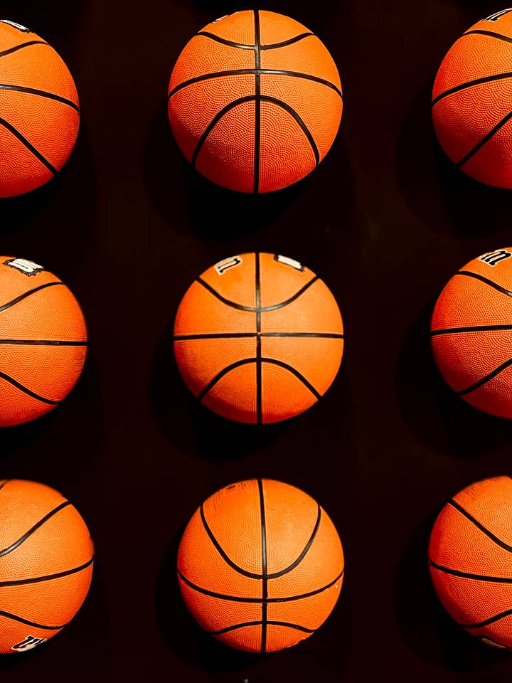 Calcetines de hombre con estampado de baloncesto sobre calcetín negro para venta al por mayor de Kit Carson Accessories