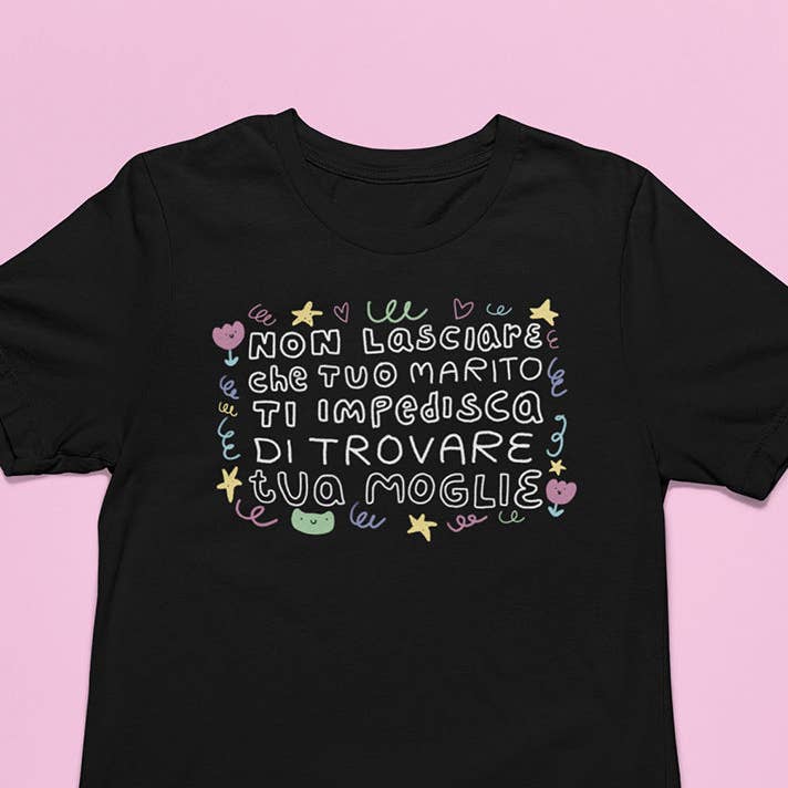 Non lasciare che tuo marito ti impedisca di trovare tua moglie - T-shirt unisex in cotone biologico - Collezione Pride and other Purchase Wholesale di t shirt di cotone basico. Free Returns & Net 60 Terms on Faire trending on Faire.