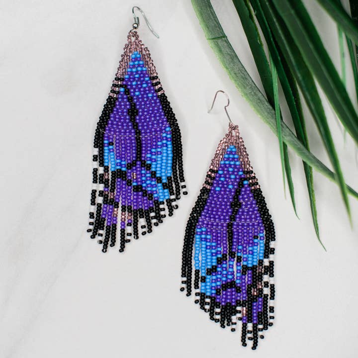 Boucles d'oreilles à franges avec ailes de papillon violettes pour la vente par Lucia's Imports