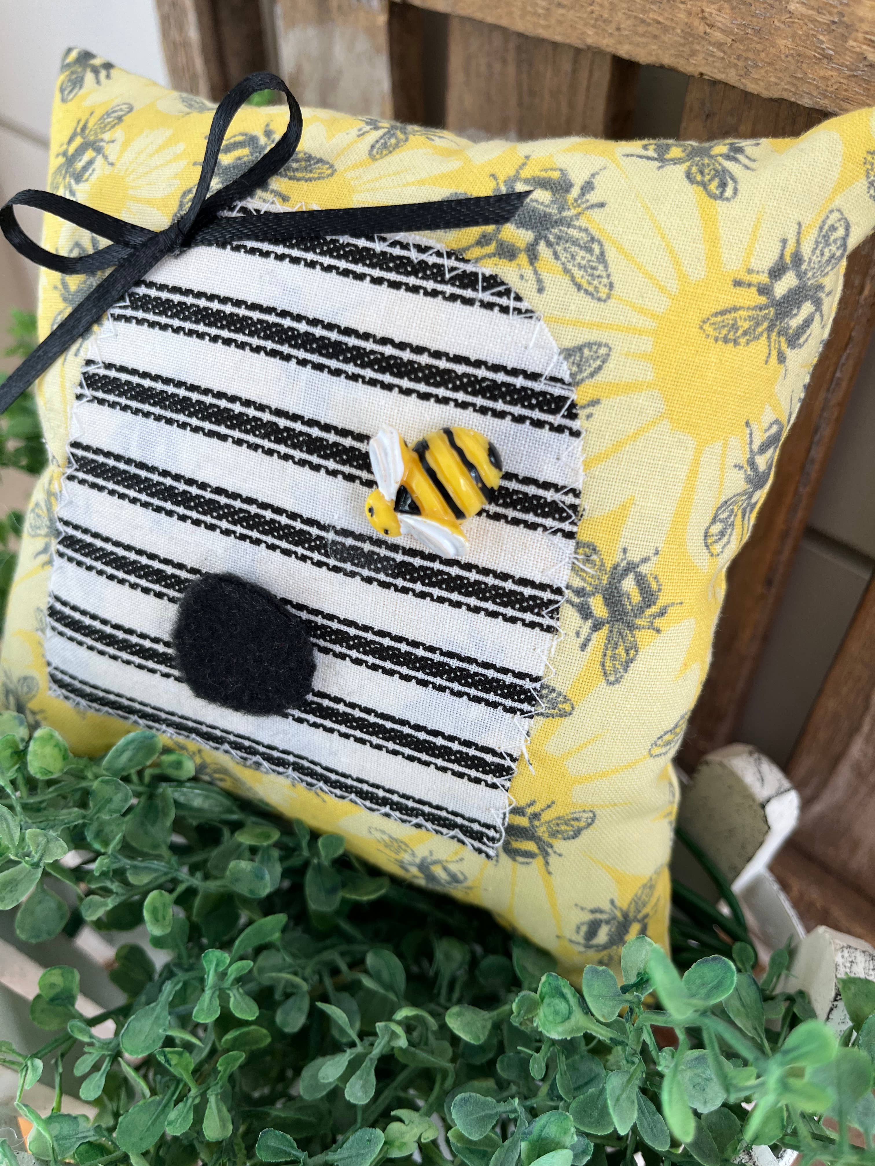 Kate + Em - Venta al por mayor Cojín decorativo - Almohada cuadrada pequeña Beehive | Decoración del hogar2