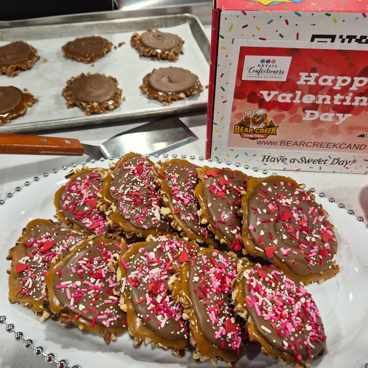 Valentins Chokolade Bjørnekløer Æske med 10 eller 18 for engroshandel hos Bear Creek Candy Kitchen