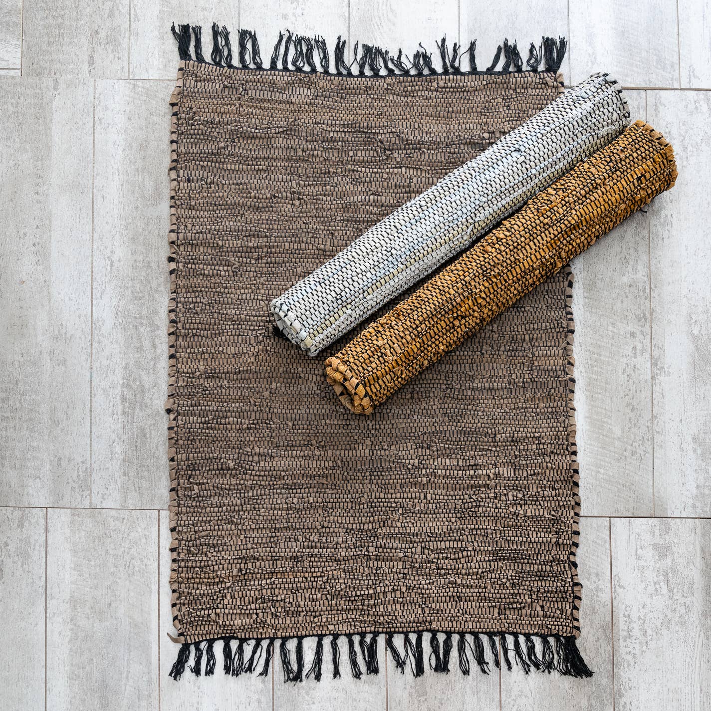 India Handicrafts Inc - Vente Tapis - Tapis en cuir tressé neutre avec franges Asst.30