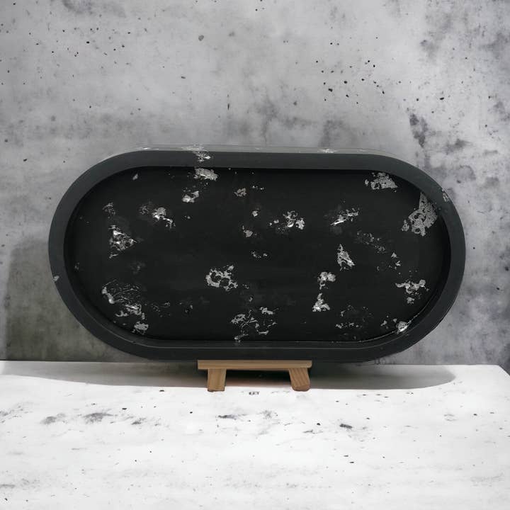 Handmade Jesmonite Oval Tray - Zwart met zilveren bladdetail voor wholesale door Eco Homeware Studio