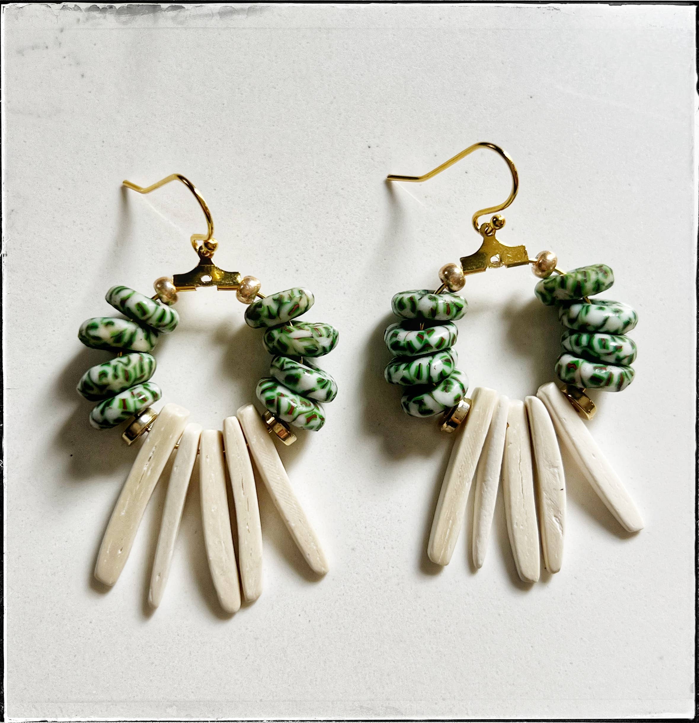 GentrybyJenna – Brincos de argola por atacado – Brincos em Madeira de Coco Branco & Vidro Verde1