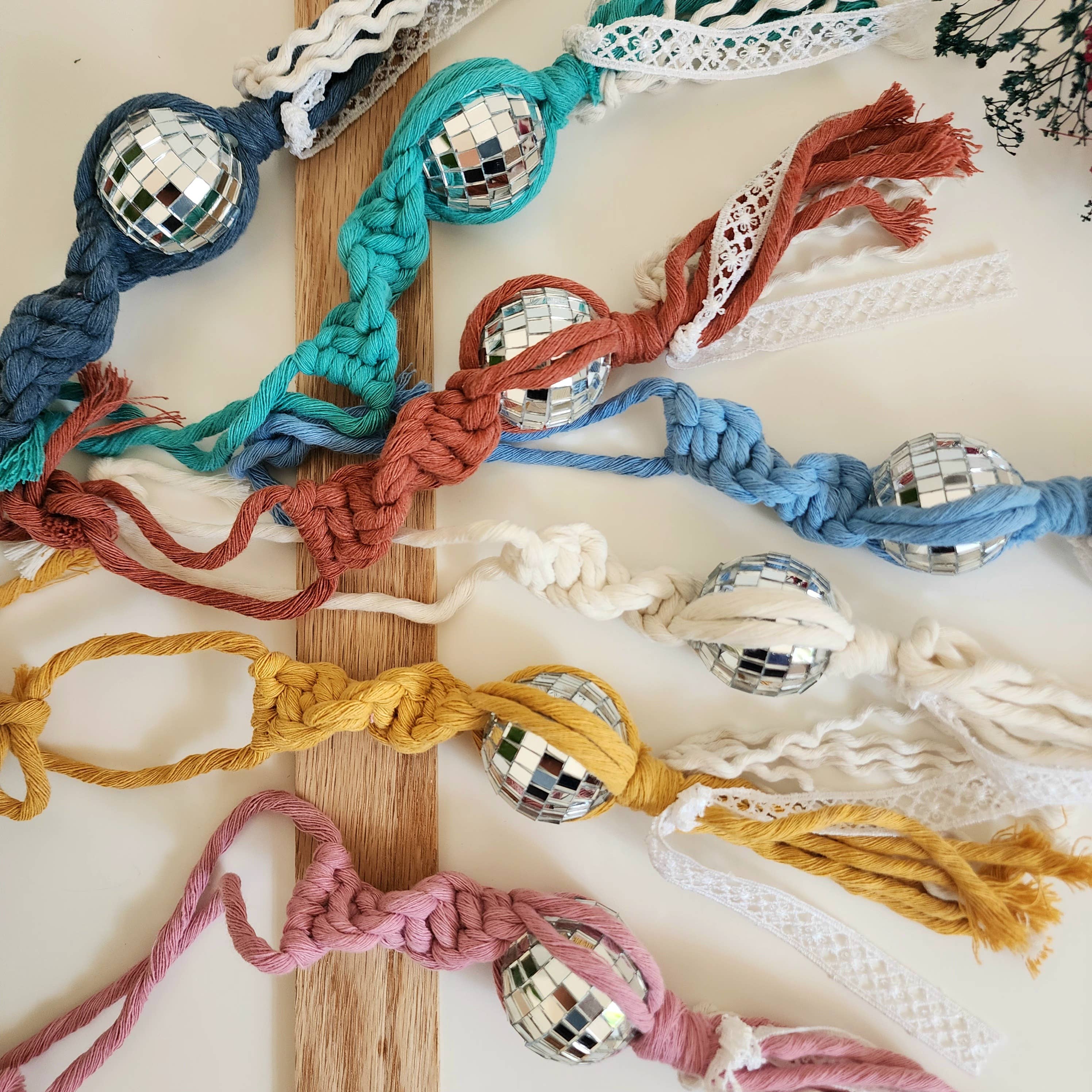 Handmade By Uruba – Amuleto decorativo para carro – Unissexo por atacado – Discoteca Ball Carro Artesanal Charm, Acessório para Carro Espelho Retrovisor6