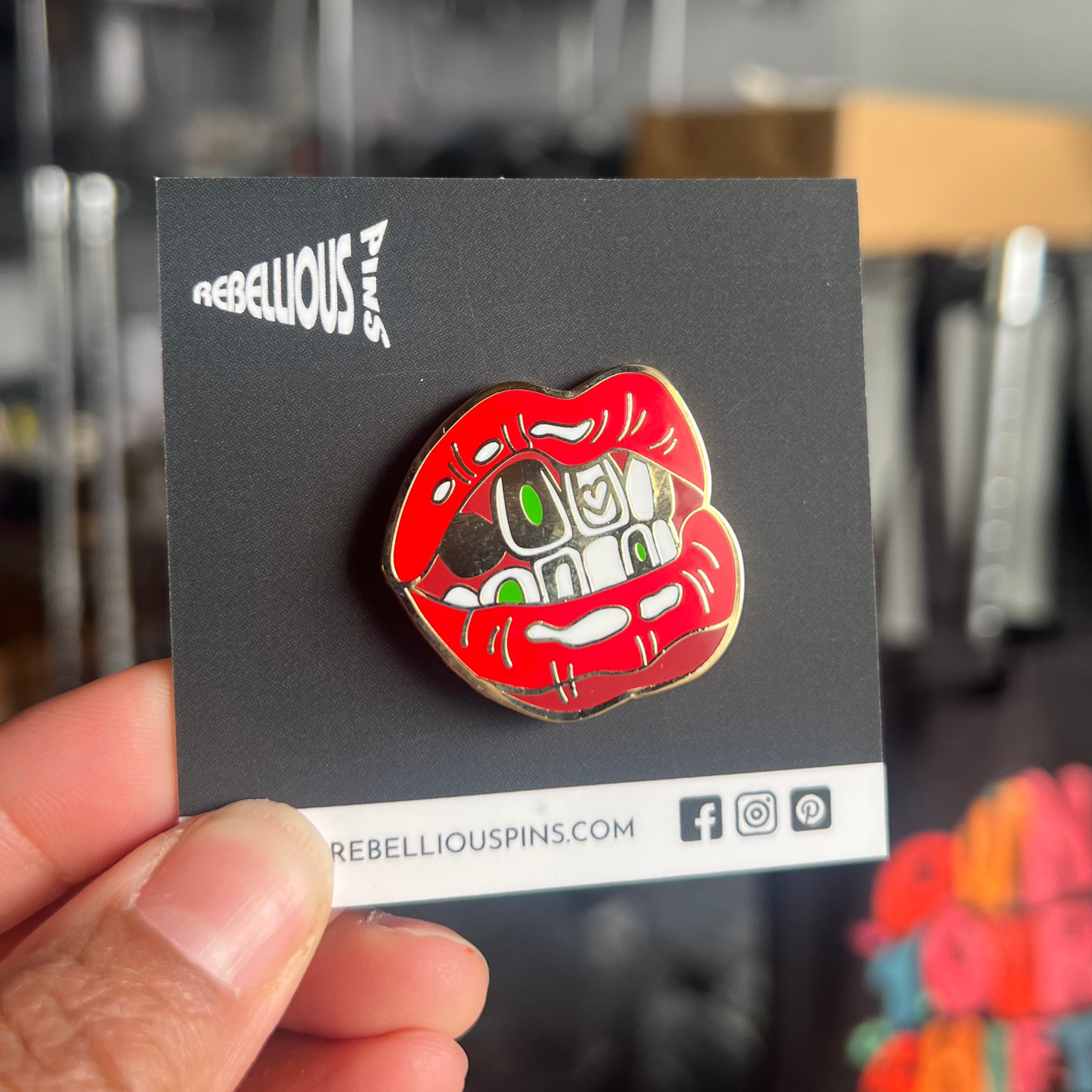 Rebellious Pins - Vendita all'ingrosso Spilla da bavero - Grillz2