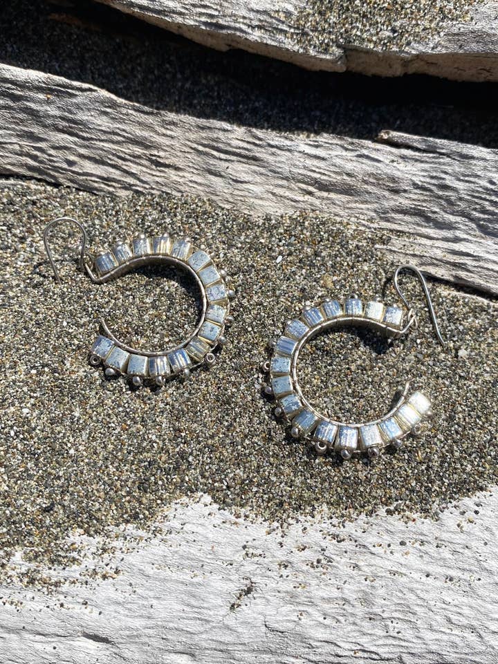 Boucles d'oreilles créoles Huggie pour la vente par Naomi Star Designs