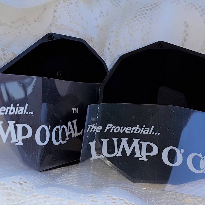 Contenitore di Carbone con etichetta Shrink TM per la vendita all'ingrosso da parte di The Proverbial...Lump O' Coal TM