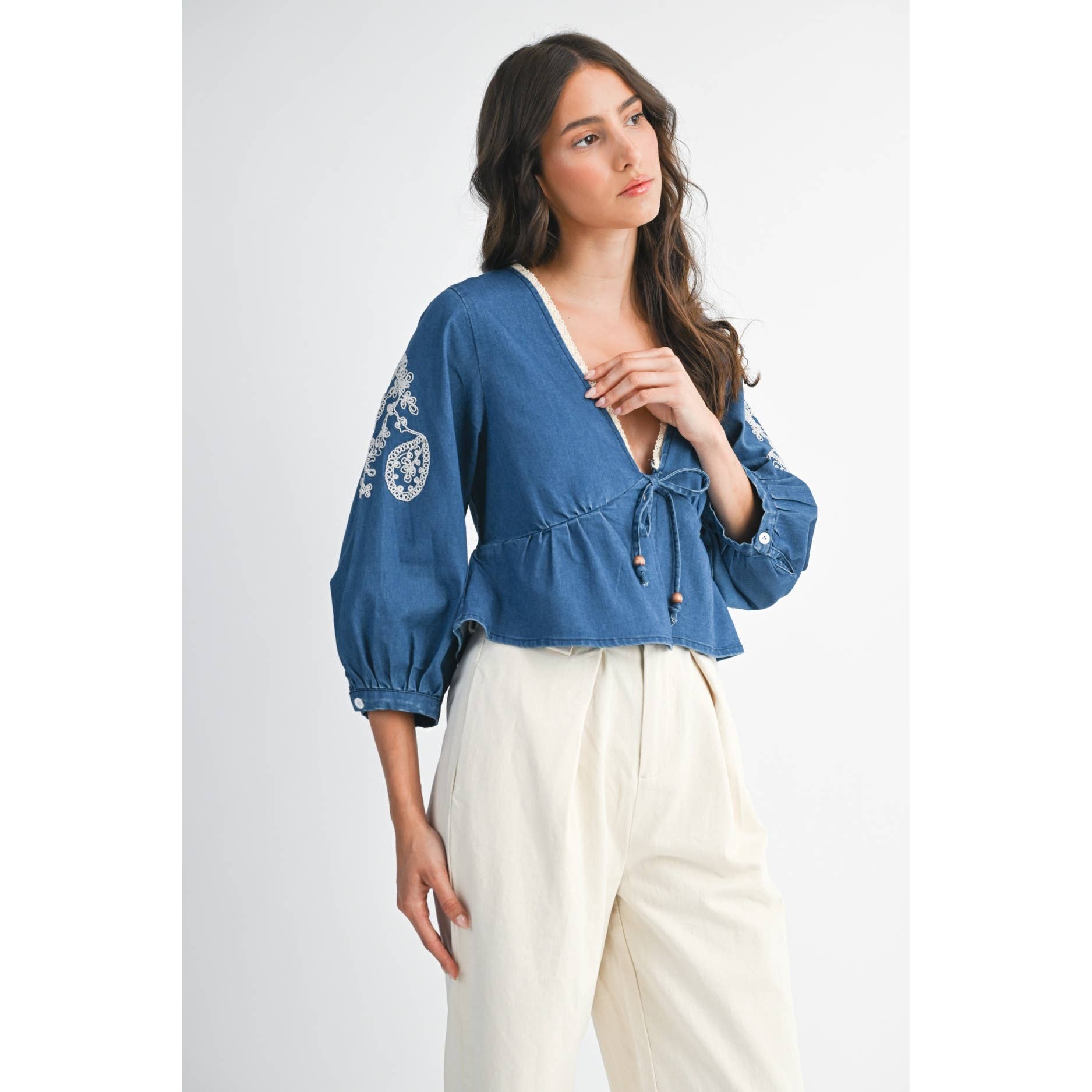 LAVAGGIO MEDIO CAMICETTA CORTA IN DENIM RICAMATA CON DETTAGLIO DI PERLINE in vendita all'ingrosso su Faire4
