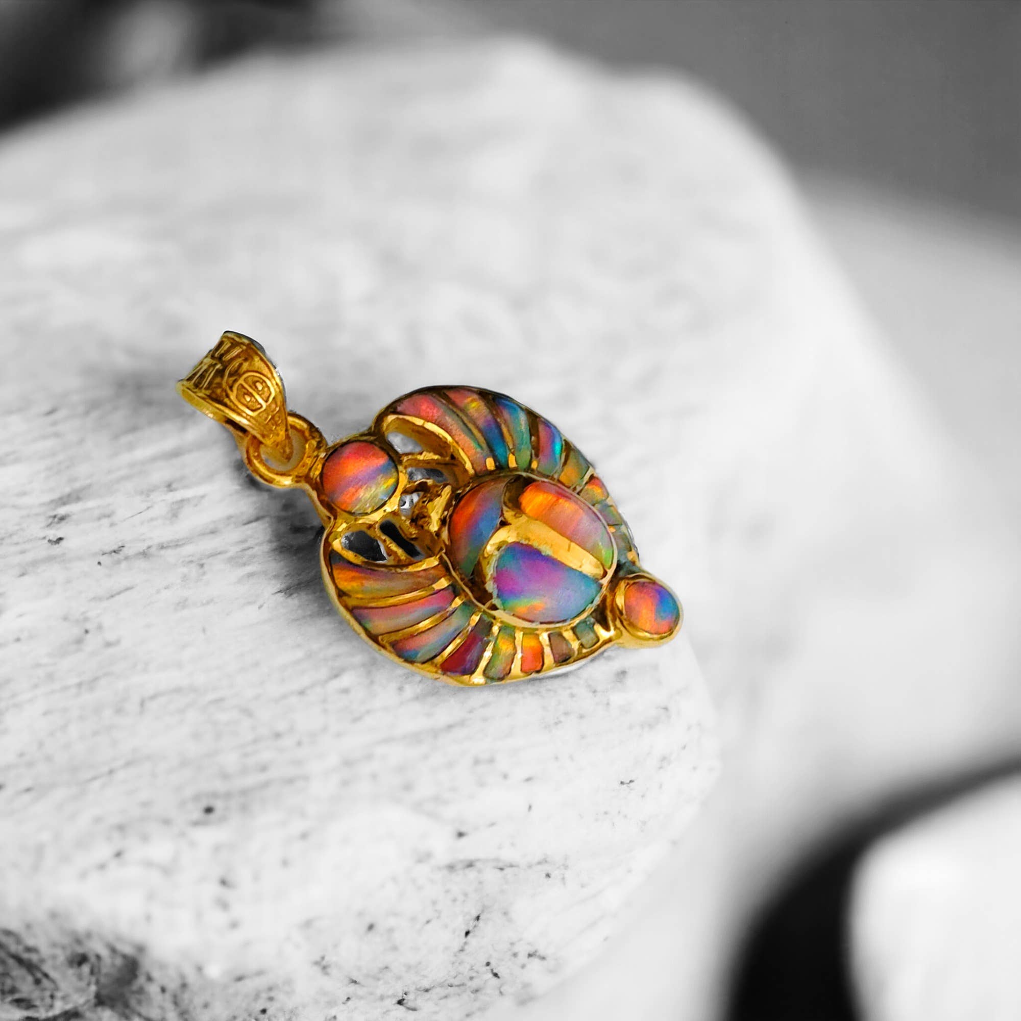 ALADDIN'S LAMP JEWELRY – Großhandel Individueller Charm/Anhänger – Anhänger mit rosafarbenem Opal, königlicher Skarabäus der Wiedergeburt, goldfarben1