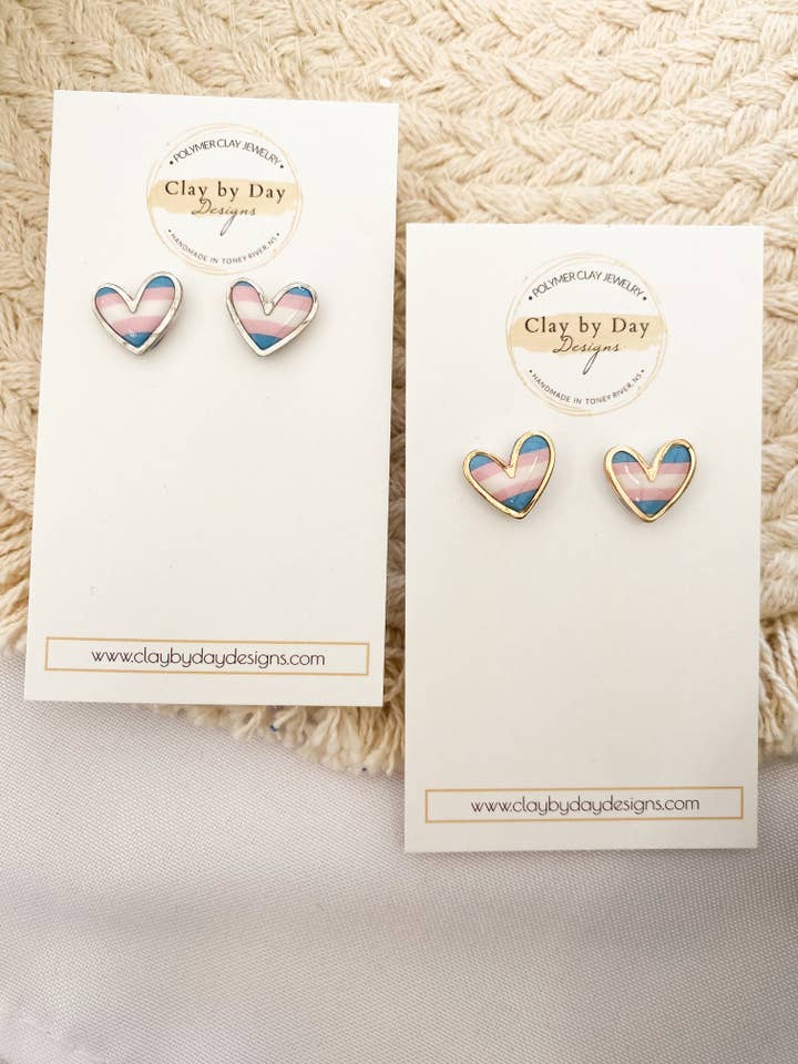 Pride Hearts - Drapeau transgenre pour la vente par Clay by Day Designs