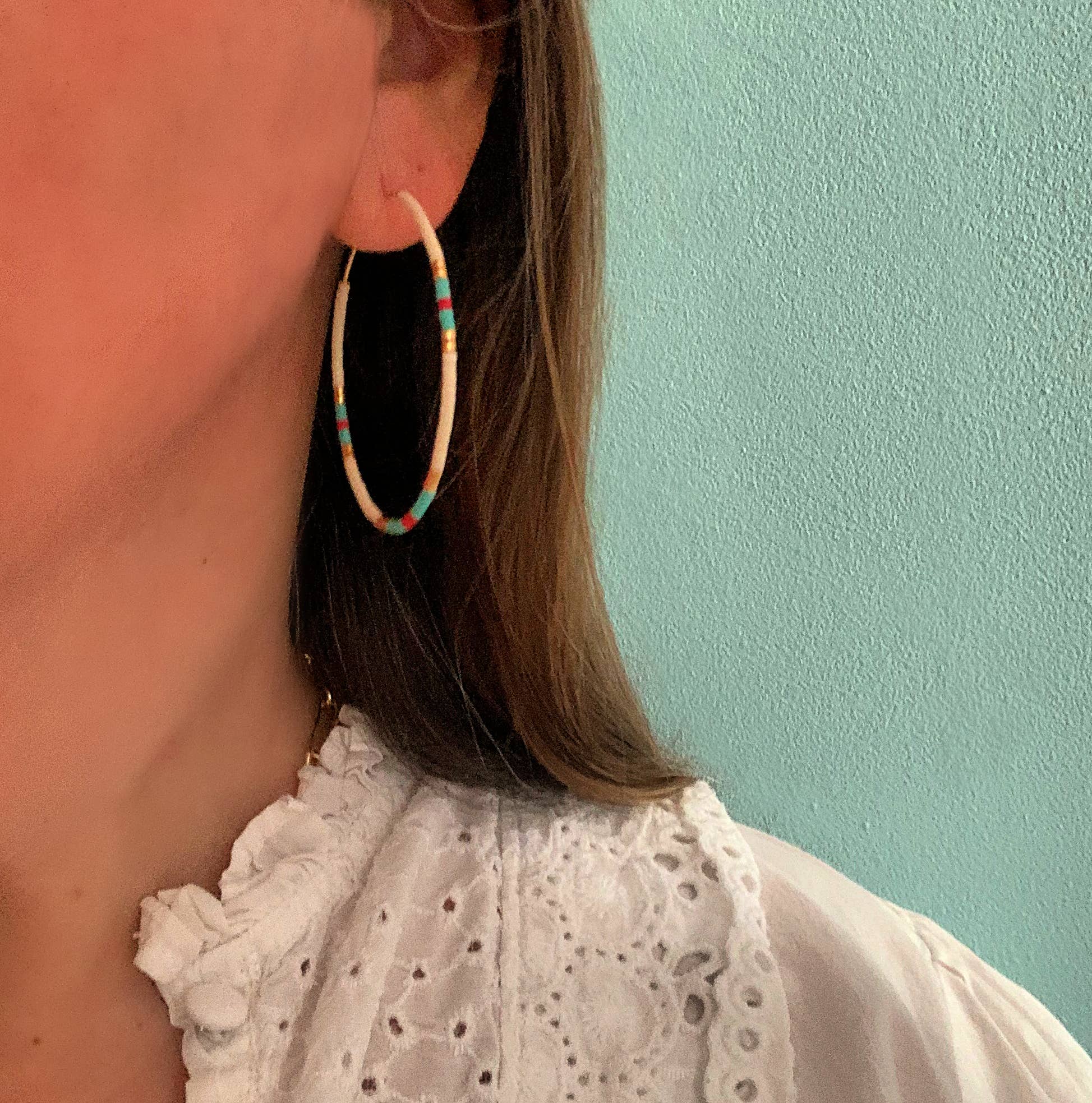 Libby & Smee – Brincos de argola por atacado – Aros preenchidos a ouro com minúsculas grânulos de sementes de vidro9