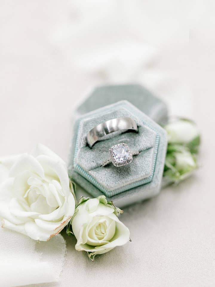 Sølv salvie fløjl sekskant ring boks for engroshandel hos Belle Box Boutique