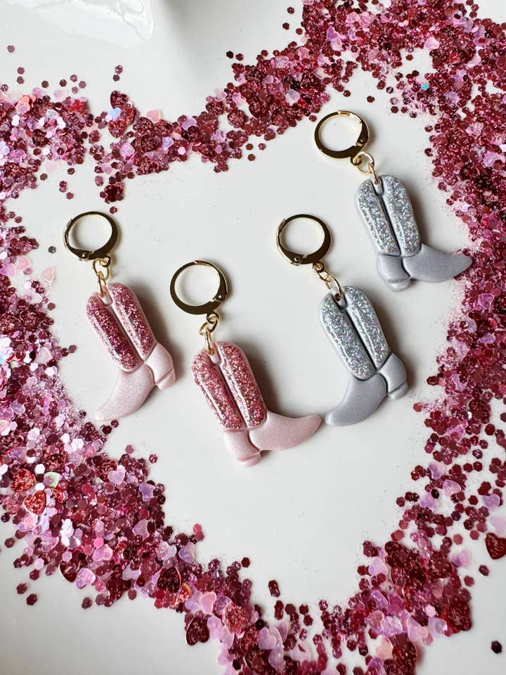 Glitter Cowboy Boot Huggies | Örhängen i polymerlera för wholesale av Little Calico Clay