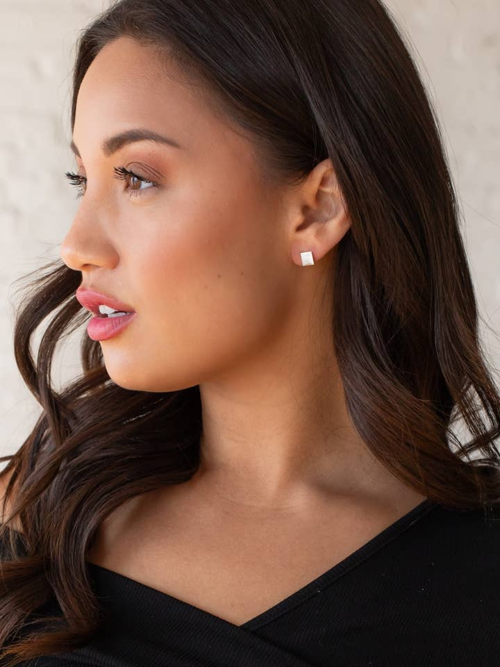 Orecchini a bottone quadrati in argento per la vendita all'ingrosso da parte di Panache Apparel Co.