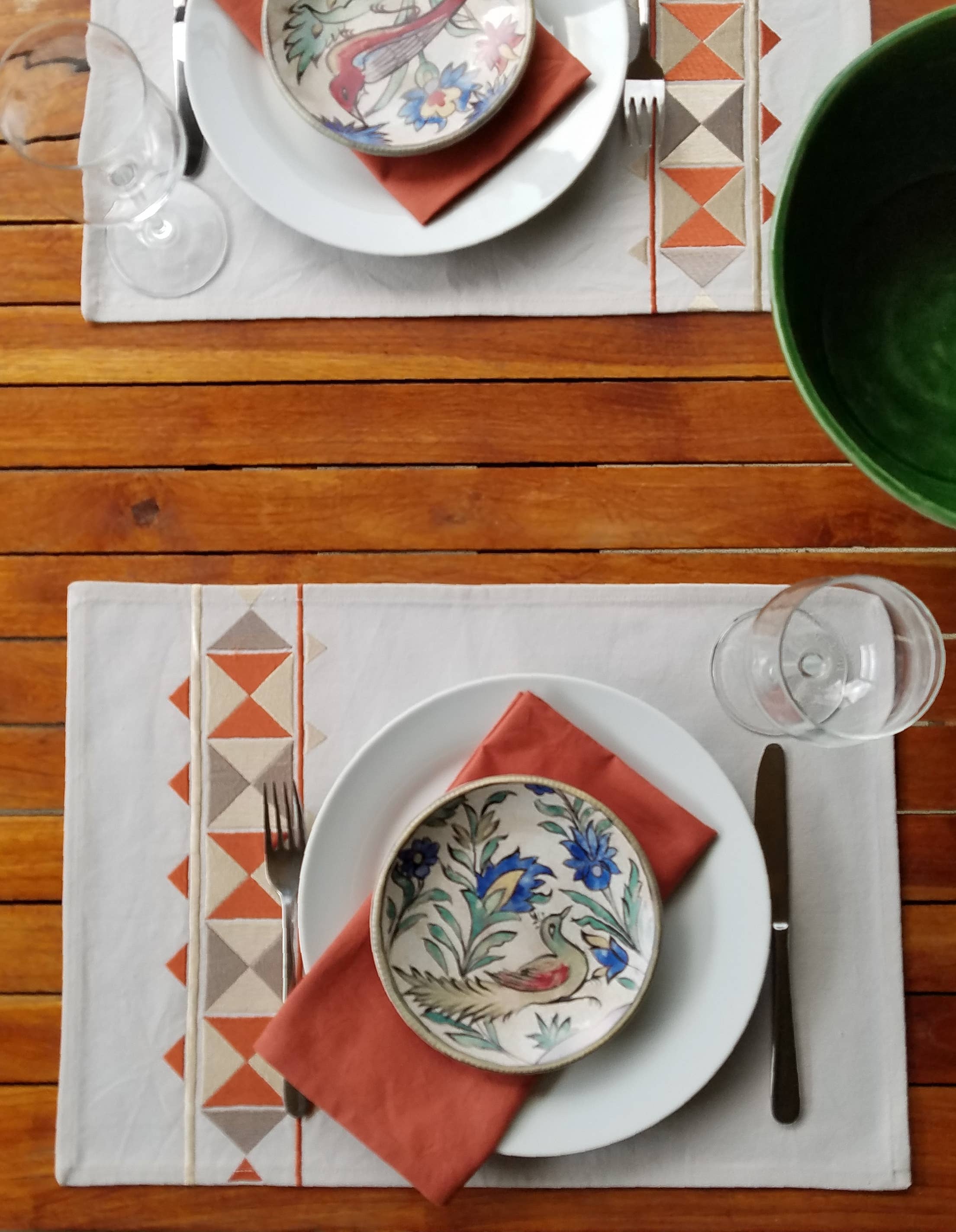 Indigostep – Engroshandel Dækkeserviet – Bomuld dækkeservietter broderet med efterårsfarvede trekanter2