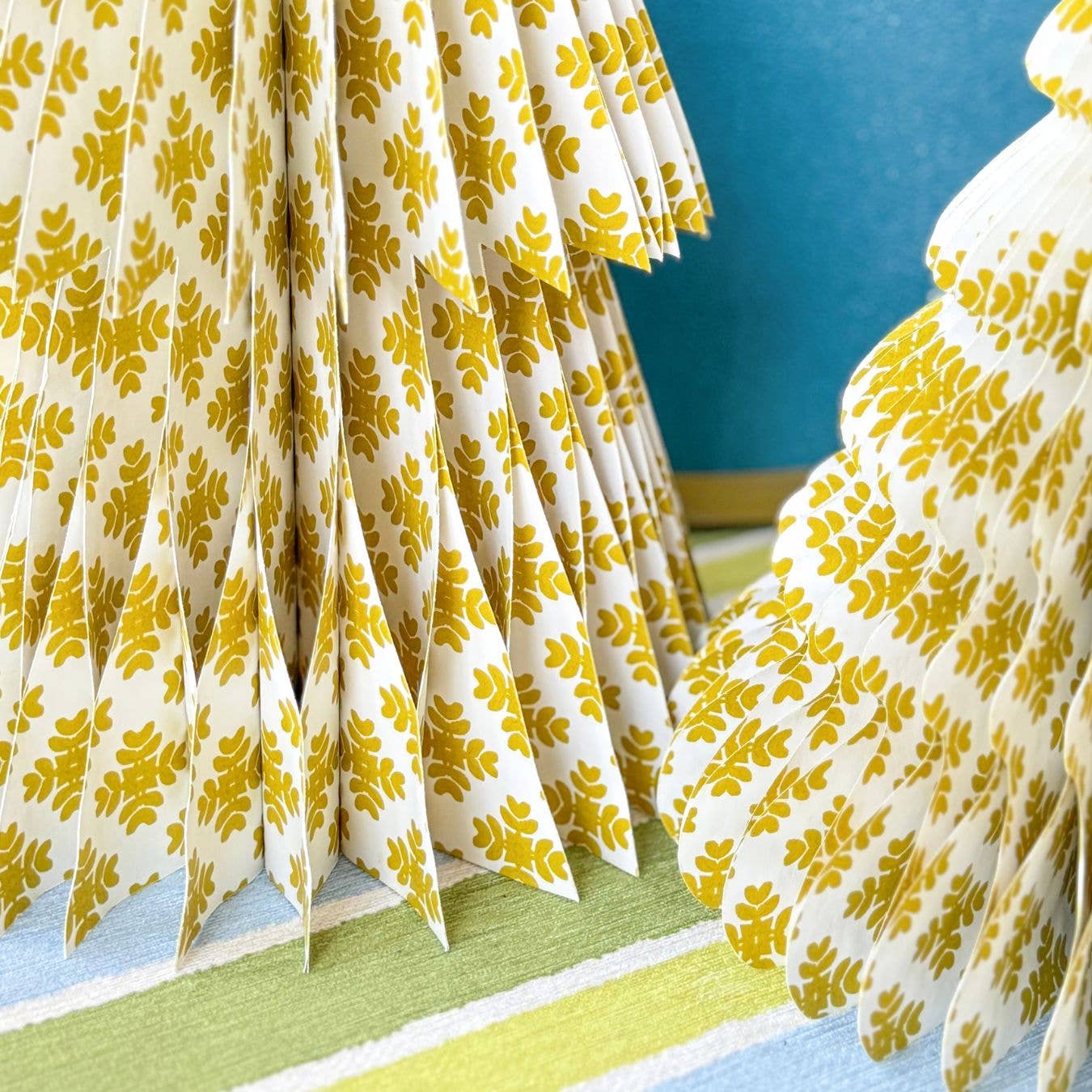 Laura Park Designs – Decoração de Natal por atacado – Pinceladas Citrino 12" Borda Redonda Favo de Mel Árvore de Natal2