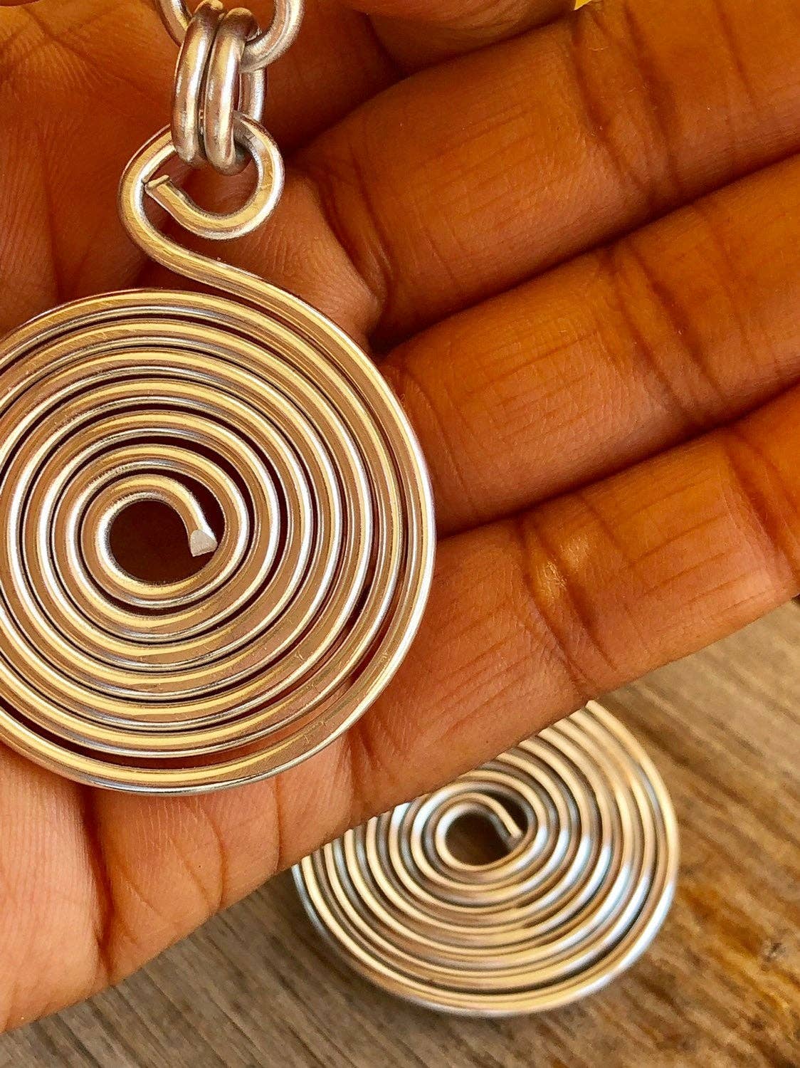 Jewelry With Me - Venta al por mayor Pendientes colgantes - Pendientes redondos de alambre de aluminio plateado con gancho de plata esterlina4