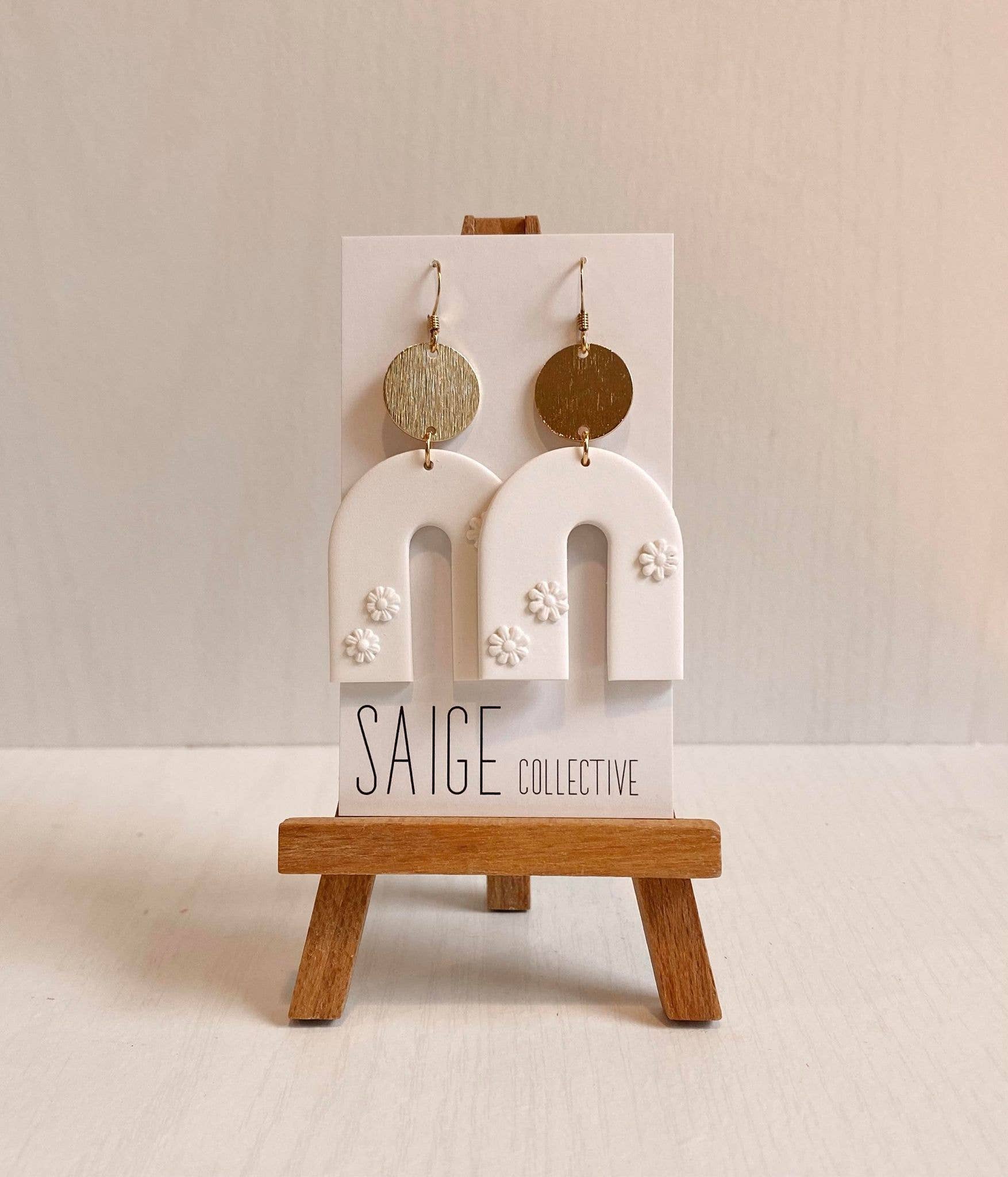 Saige Collective - Wholesale Dangle Earrings - Archer - White Daisy Clay Earrings