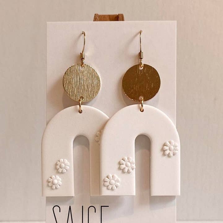 Saige Collective - Wholesale Dangle Earrings - Archer - White Daisy Clay Earrings0