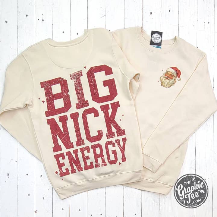 *GROOTHANDEL* Big Nick Energy Kerstman Crème Lange Mouw Sweatshirt voor wholesale door The Graphic Tee