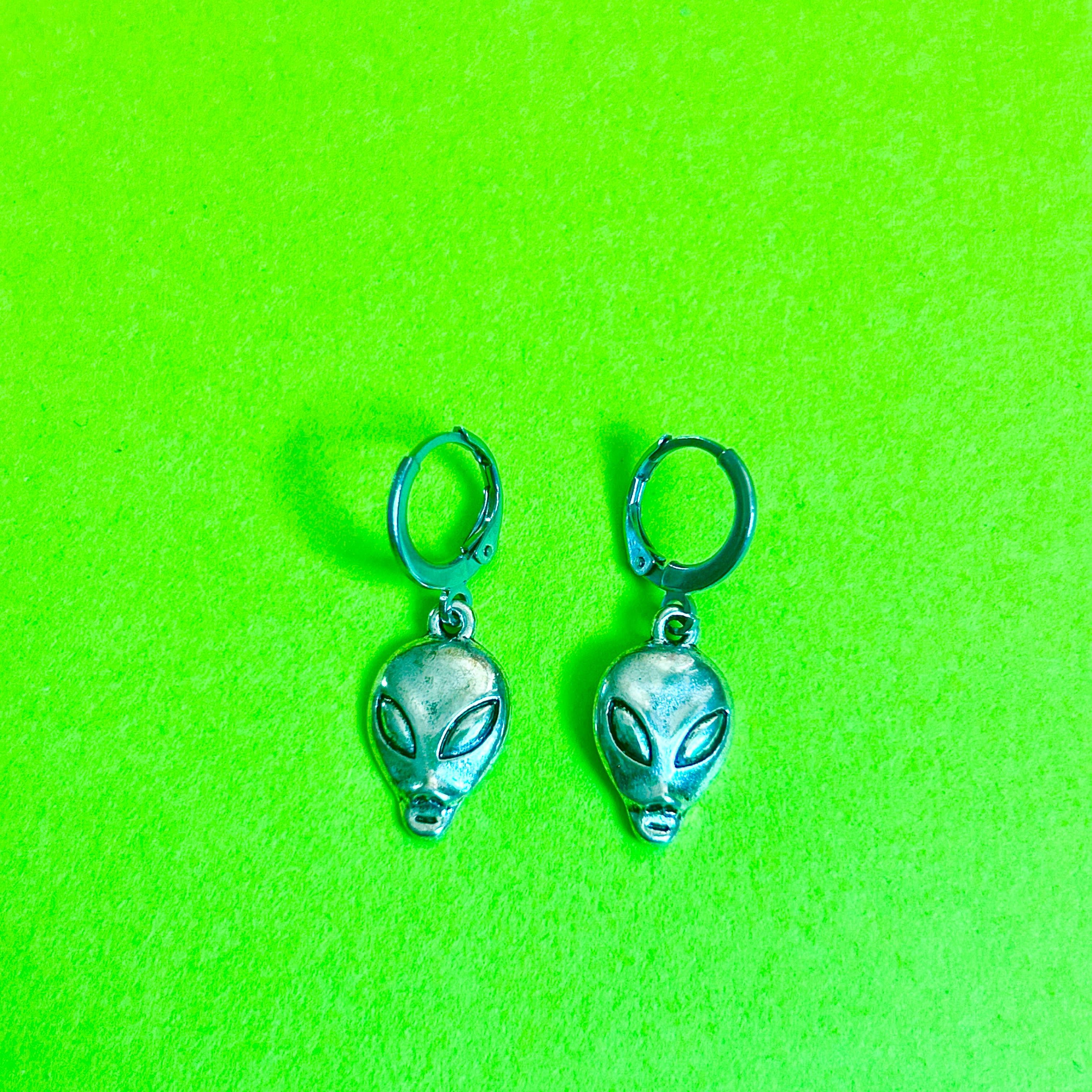 Alien Bratz - Vente Boucles d'oreilles pendantes - Boucles d'oreilles extraterrestres Boucles d'oreilles funky Boucle d'oreille en argent Festival1