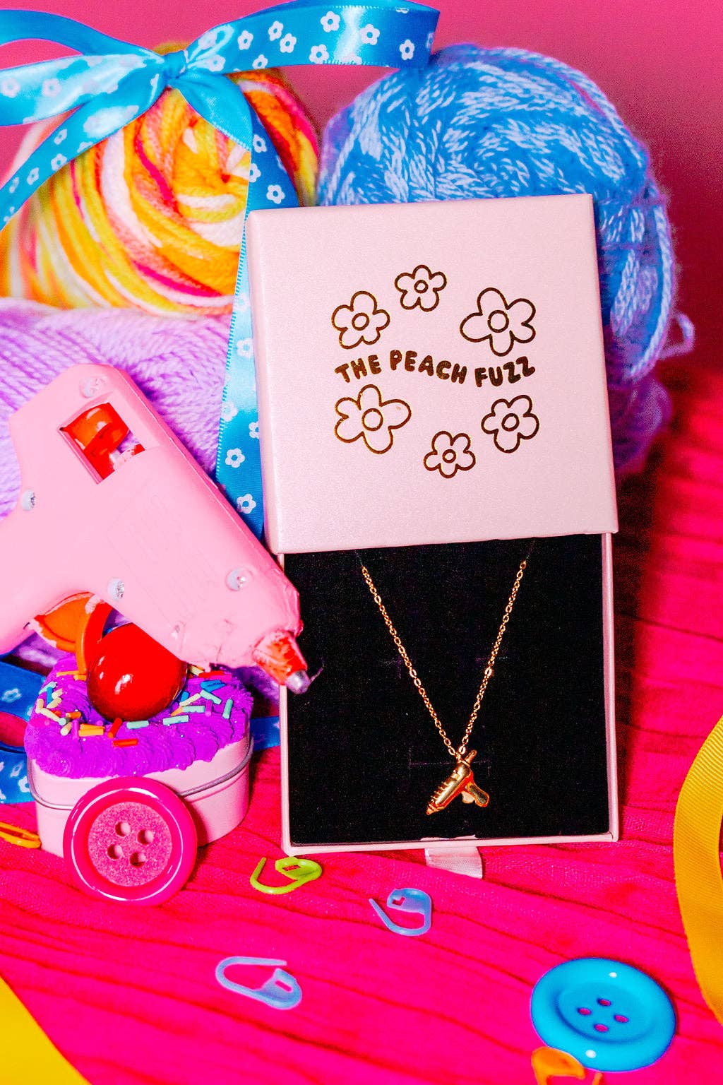 The Peach Fuzz – Großhandel Kette mit Anhänger/Charm – Halskette mit Heißklebepistole1