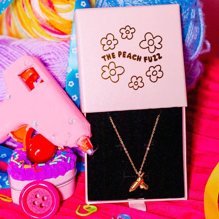 The Peach Fuzz - Vente Colliers à pendentif - Collier pistolet à colle chaude1