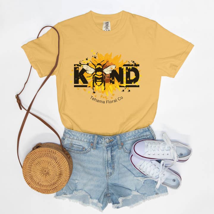 Wees aardig, Tehama Floral Co, Comfort Color Tee 1717 voor wholesale door Woven Wonder Apparel