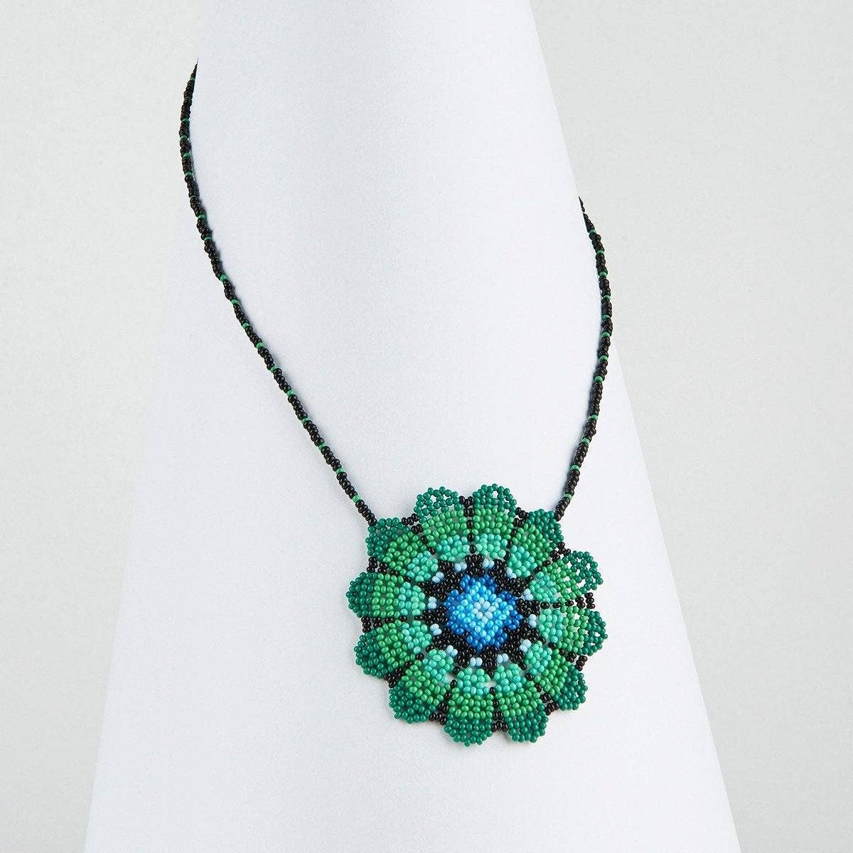 Mother Sierra – wholesale Hänge-/berlockhalsband – Selva - Infödd pärlhalsband inspirerat av naturen0