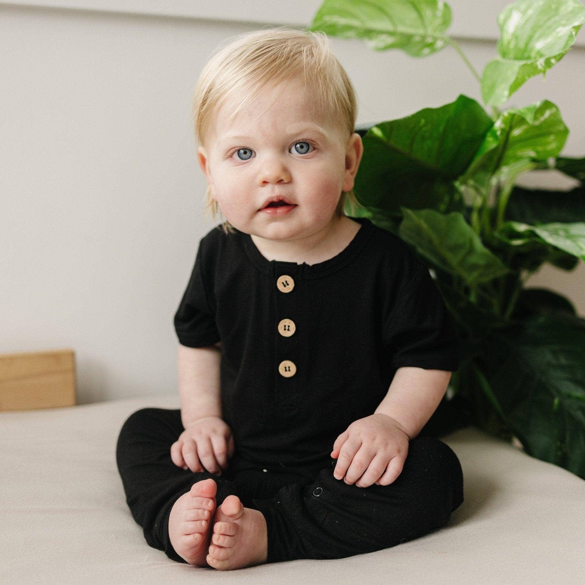 Little Joy Co. - Vente Barboteuse – bébé - Barboteuse Henley en bambou4