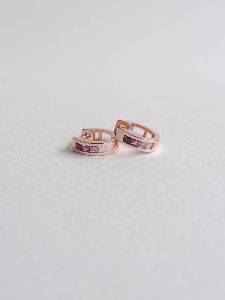 Karla Ear Huggers - Ombre Granaat (roségoud) voor wholesale door CURIOUS CREATURES