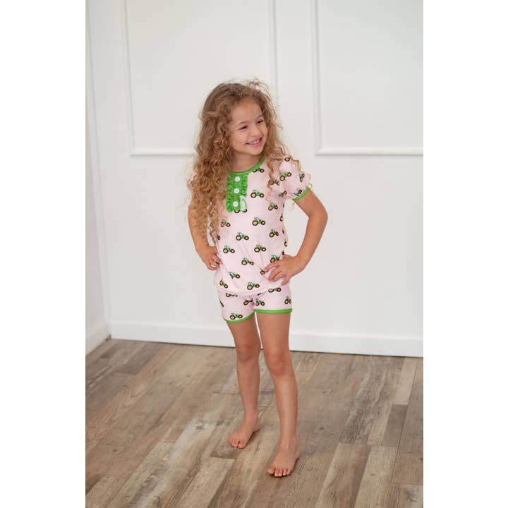 Sugar Bee Clothing – wholesale Mjukisset – Barn – Ruffle Kortärmad Lounge Set - Traktorer På Rosa3