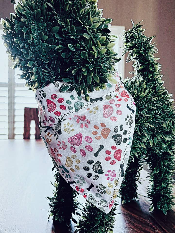 Handgemaakte felle hondenbandana met botten en pootafdrukken voor wholesale door Bailey's Bandanas LLC