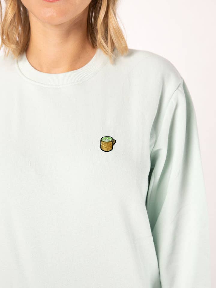 Suéter feminino de algodão orgânico bordado com tema Matcha Latte por atacado de Fashion Drinks