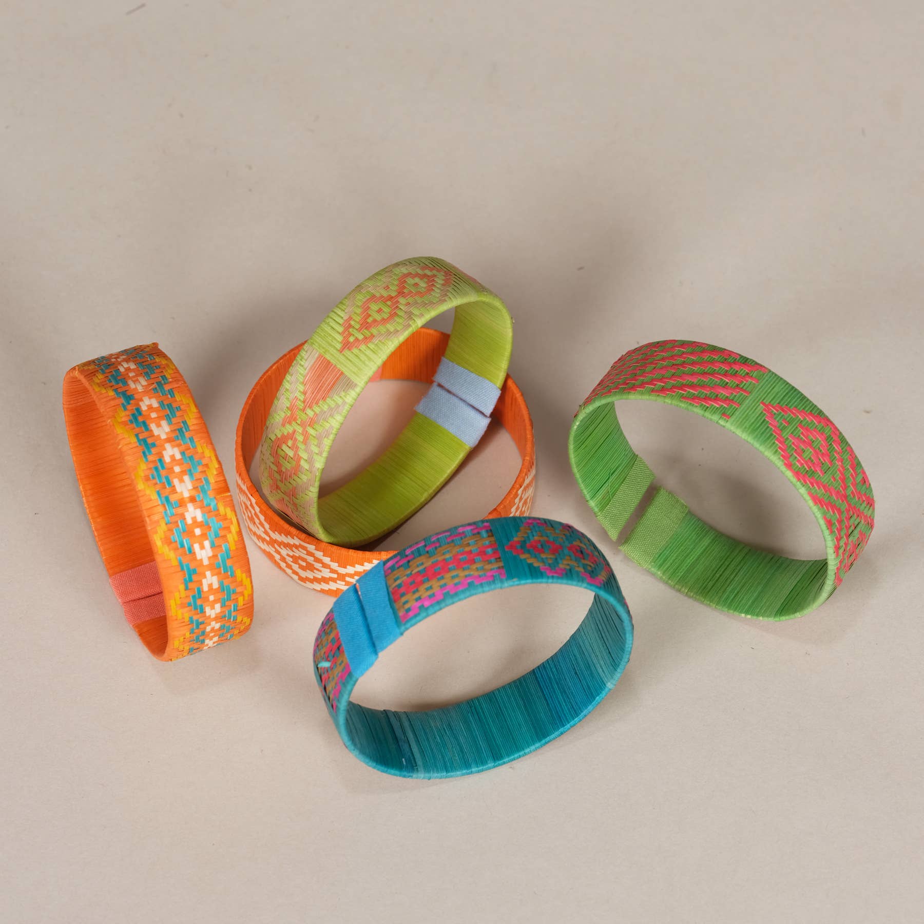 AS'ART a sense of crafts – Großhandel Gewebtes/geflochtenes Armband – Multifarbene Armbänder aus Caña Flecha, Kolumbien0