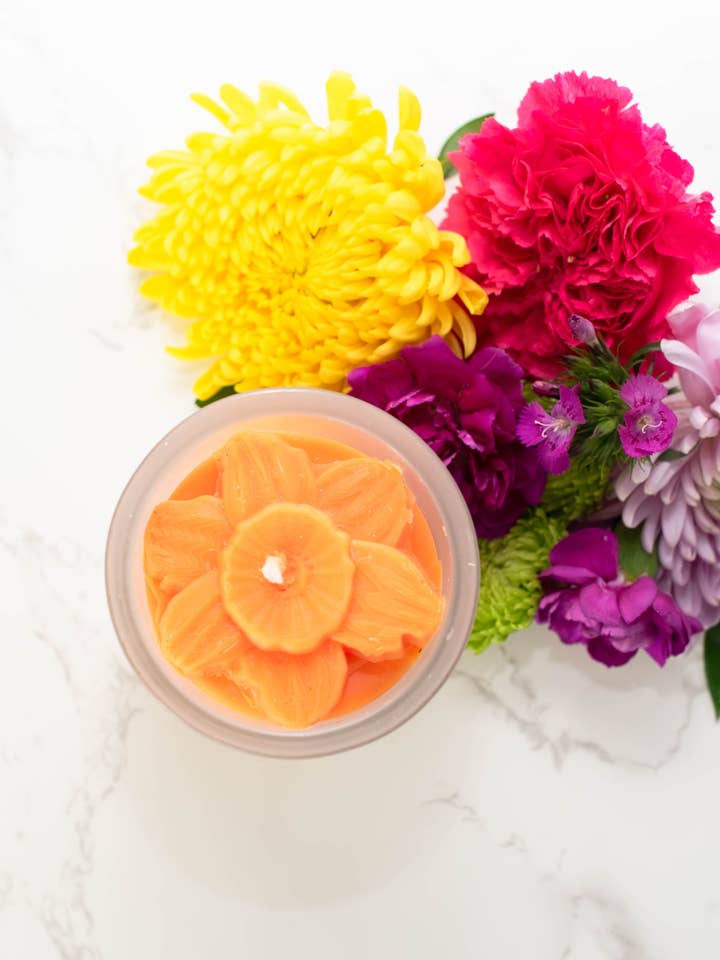 Kerze mit Narzissenblüten, umweltfreundlich, in verschiedenen Größen erhältlich für den Großhandel von Multifaceted™ Artisan Candles