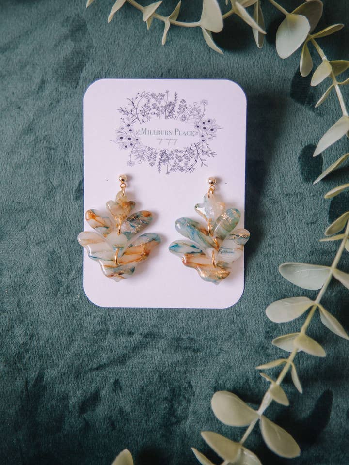 Orecchini in argilla polimerica con finto cristallo ispirato per la vendita all'ingrosso da parte di Millburn Place