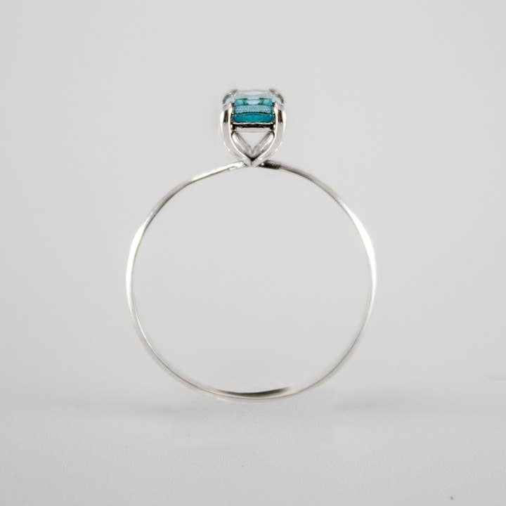Bentley & Lo - Vendita all'ingrosso Anelli con pietra singola/solitario - Anello in argento Sterling con topazio blu cielo a quattro punte