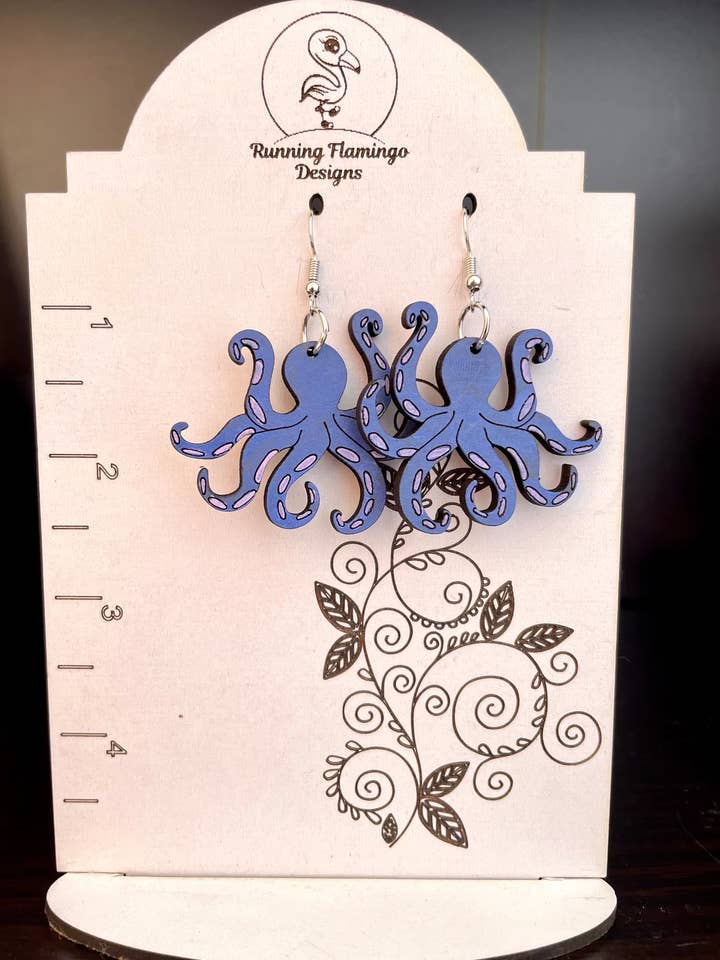 Boucles d'oreilles en bois de poulpe pour la vente par Running Flamingo Designs